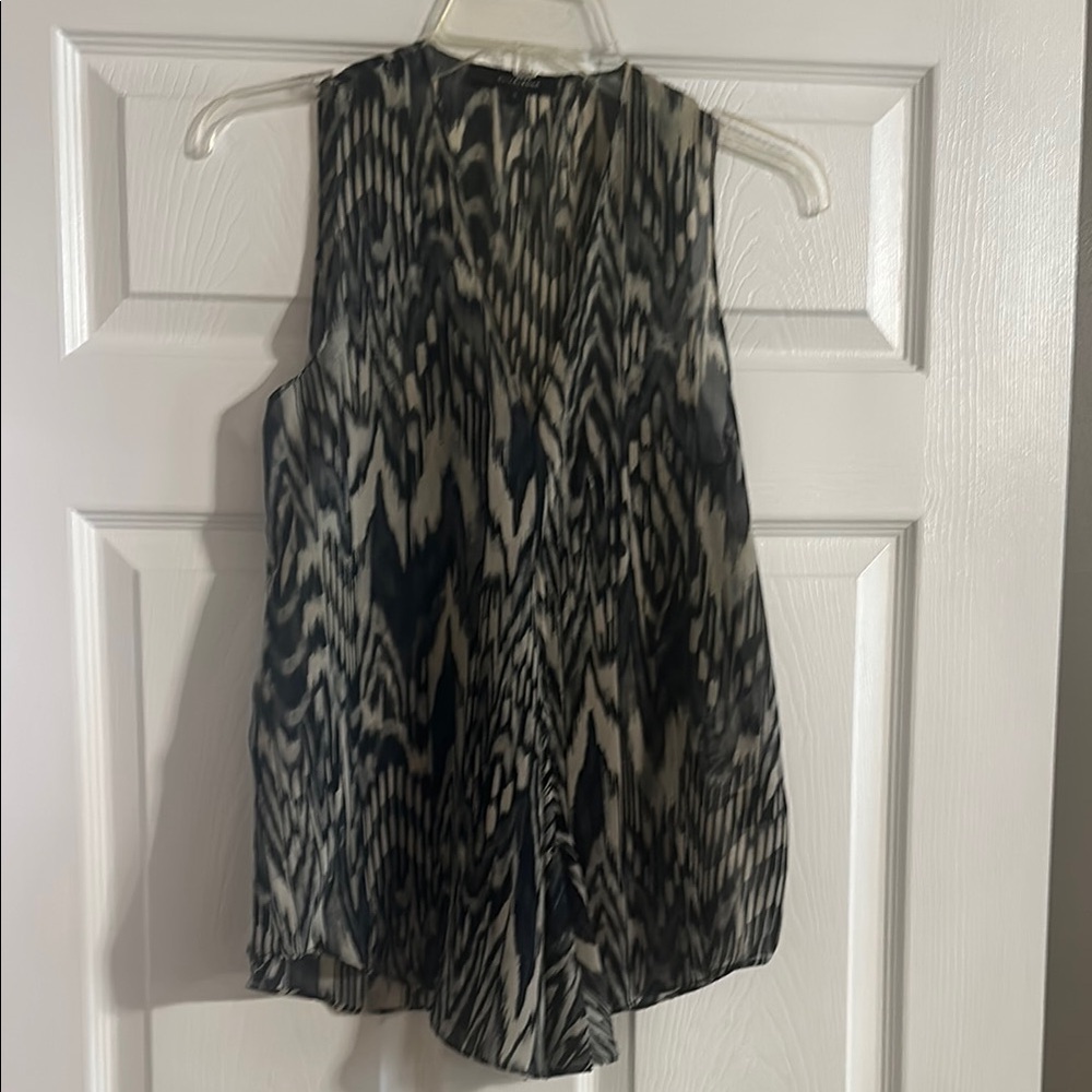 Women's Sleeveless V Neck Patterned Top